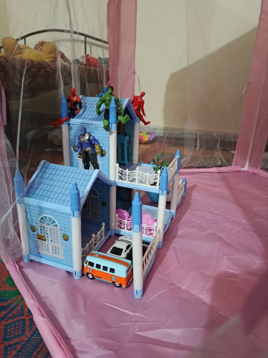 Marvel superhero playset with building